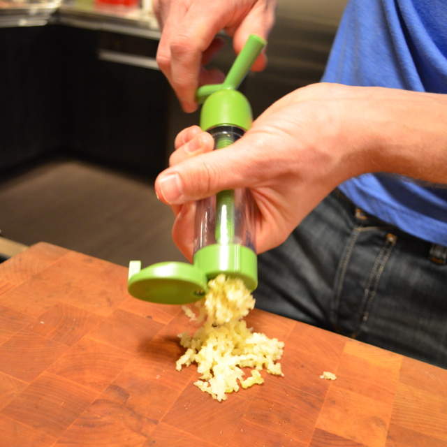 screw garlic press